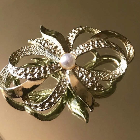 Gerrys signed gold tone and faux pearl Pin - Picture 1 of 4